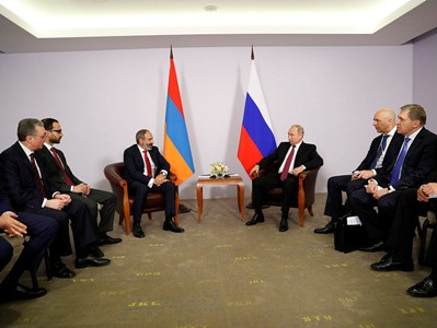 Эксперт: На встрече в Сочи Путин выглядел более напряженно, чем Пашинян