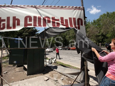 «Դու քա՞նի գլխանի ես, որ ավիրես քաղաքը». Ցուցարարները պատռեցին Մյասնիկյան արձանի հետեւի այգին ծածկող պաստառները (Ֆոտո)