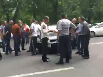 Բողոքի ակցիա Բաղրամյան 26-ի մոտ. տաքսիստները մասնակի փակել են պողոտան (Ֆոտո,վիդեո)