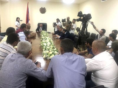 Նախարար Աշոտ Հակոբյանն ընդունել է բողոքող տաքսու վարորդներին
