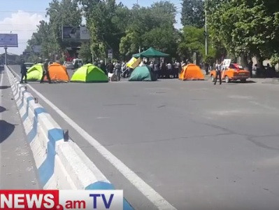 Сторонники «Сасна црер» заночевали на проспекте Аршакуняц