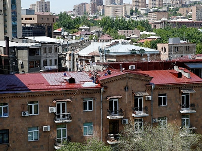 Երեւանում շենքերի տանիքները միագույն ներկելու փորձնական ծրագիր է իրականացվում