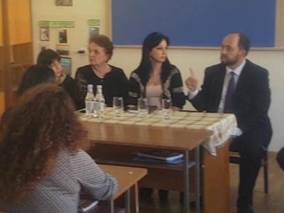 189 դպրոցում դրամահավաքի նյութերը փոխանցել են իրավապահներին. Ծնողները բողոքել են ԿԳ նախարարի դեմ