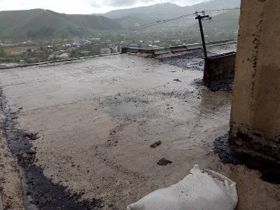 «Աղոթում ենք, որ անձրեւ չգա». Հրազդանցիները ահազանգում են տանիքների անմխիթար վիճակի մասին (ֆոտո)