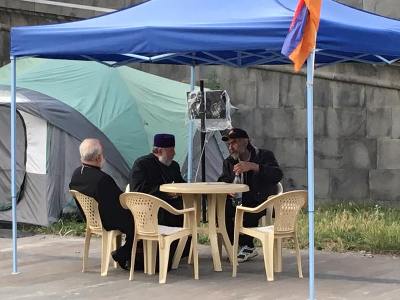 Գարեգին Բ կաթողիկոսն այցելել է Գարեգին Չուգասզյանին (ֆոտո)