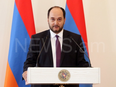 ԿԳ նախարարը Փարիզից շնորհավորել է շրջանավարտներին եւ հորդորել մեքենա չվարել