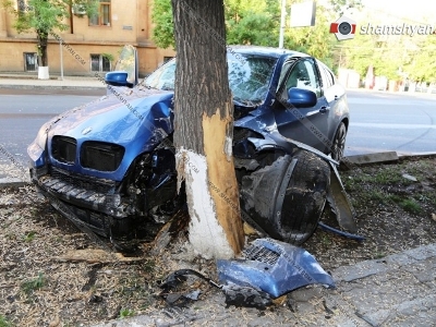 Երեւանում BMW X6-ը բախվել է հաստաբուն ծառին (ֆոտո)