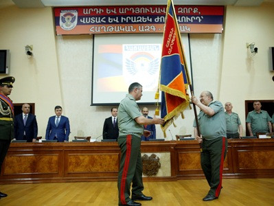 Մովսես Հակոբյանը Արտակ Դավթյանին է հանձնել Զինված ուժերի ռազմադրոշը (ֆոտո)