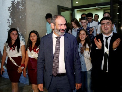 Վարչապետը միացել է վերջին զանգը նշող շրջանավարտներին (ֆոտո)