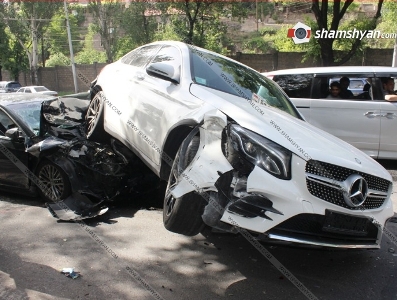 Երեւանում Toyota-ն բախվել Mercedes-ին, վերջինն էլ կողաշրջված վիճակում հայտնվել է Toyota-ի վրա. կան վիրավորներ (ֆոտո)
