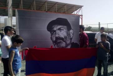 Մուսալեռցիները մայրուղու վրա դիմավորում են Նիկոլ Փաշինյանին (ֆոտո)