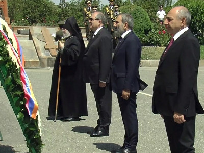 Հայաստանի եւ Արցախի ղեկավարները ծաղկեպսակներ դրեցին Սարդարապատի հուշահամալիրին (ֆոտոռեպորտաժ)