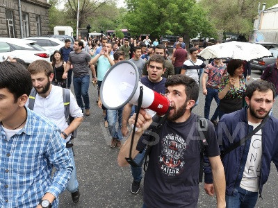 «ԵՊՀ ռեստարտ» նախաձեռնության մասնակիցները երթով շրջում են համալսարանի մասնաշենքերով