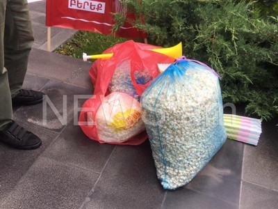 Զառային տարեք, Popcorn բերեք. բողոքի ակցիա Զարուհի Փոստանջյանի դեմ (Ֆոտո)