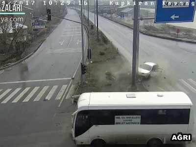 Անհավանական ավտովթարների շարքից