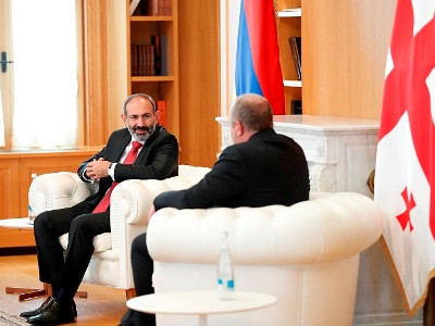 Georgian President Giorgi Margvelashvili greets Nikol Pashinyan in Armenian