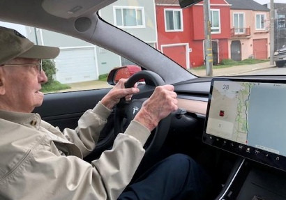 ԱՄՆ-ում գտել են Tesla Model 3-ի ամենածեր սեփականատիրոջը