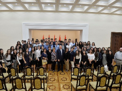 Մեր մեծ հարստությունը ձեր գենետիկան է. ՀՀ նախագահը՝ ՀԲԸՄ Մանուկյան-Դեմիրճյան դպրոցի սաներին (Ֆոտո)