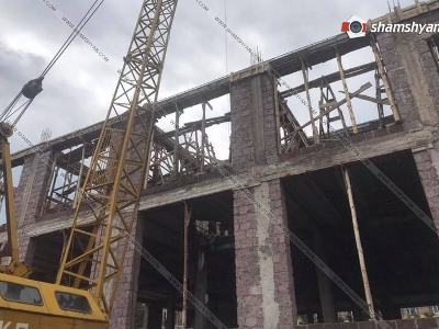 Վանաձորում վերամբարձ կռունկի ճոպանը պոկվել եւ բետոնով լցված տարան ընկել է քաղաքացու վրա (ֆոտո)