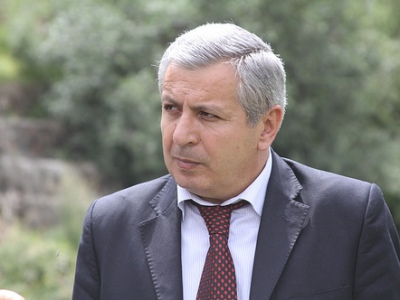 Որքան է կազմում ձեր աշխատավարձը եւ քանի ծառայողական մեքենա է սպասարկում «Հ1»-ին. Բագրատյանը՝ Ջաղինյանին