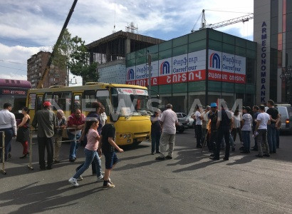 Զինված խմբի գործով ամբաստանյալների աջակիցները արգելափակել էին փողոցը (Ֆոտո)