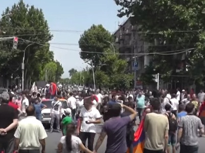 В Эчмиадзине продолжаются акции протеста