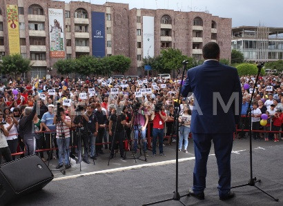 Էջմիածնում փողոց են դուրս եկել քաղաքապետի աջակիցներն ու հակառակորդները (ֆոտո)