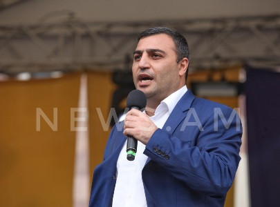 Էջմիածնի քաղաքապետի աջակիցներն ու նրա հրաժարականը պահանջողները հրապարակում միաժամանակ ցույց են անում (ֆոտո)