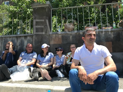 Մանվել Գրիգորյանի աջակիցները բողոքի ակցիա են անցկացնում դատարանի մոտ