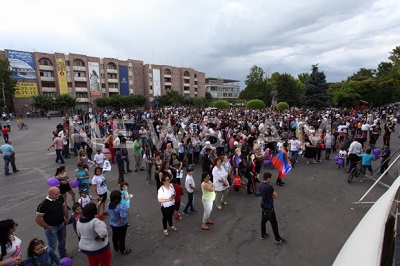 Բողոքի ակցիա՝ ընդդեմ Էջմիածնի քաղաքապետի (ուղիղ)