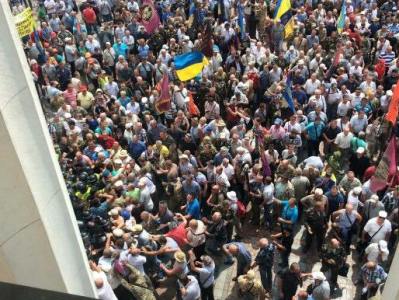 Протестующие под Радой афганцы прорвали оцепление полиции, произошли потасовки