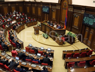 Ընթանում է ԱԺ նիստը. օրակարգում են երկու աղմուկ հանած օրինագծերը