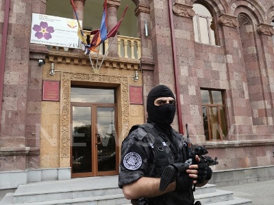 Полицейские проводят проверки в центральном здании Союза добровольцев «Еркрапа»