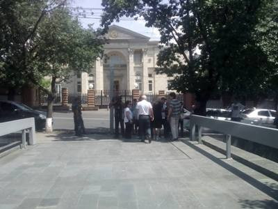 Մի բնակարանի համար 3-4 հոգու հետ պայմանագրեր են կապել. Նորաշենի տուժած բնակիչները Բաղրամյան 26-ի մոտ են (Ֆոտո)