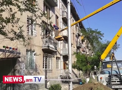 Ես վազեցի, ինքը դեռ շնչում էր. մանրամասներ Շիրակի 2 հասցեում պատշգամբի փլուզման դեպքից