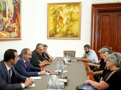 Նիկոլ Փաշինյանն ընդունել է զինվորական ծառայության ընթացքում մահացած զինծառայողների ընտանիքների անդամներին (Ֆոտո)
