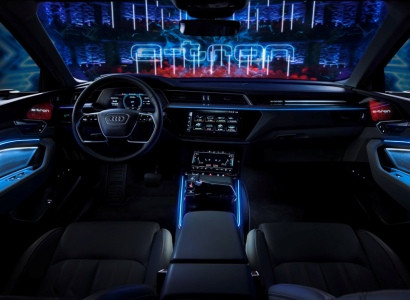 Audi-ն ներկայացրել է էլեկտրական e-tron քրոսովերի ինտերիերը
