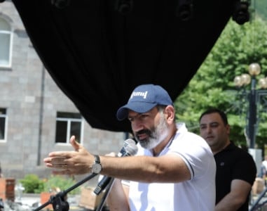 Կեչուտում Փաշինյանը հանդիպում է Ամուլսարի հանքի շահագործման դեմ բողոքող ցուցարարներին