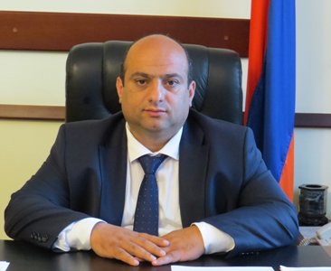 «Ժողովուրդ». «Kraz»-ՈՎ ՈՒ «Gaz»-ով մարզպետը․ դրամական միջոցներ չունի