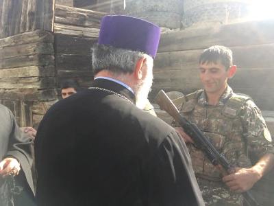 Գարեգին Բ-ն այցելել է Նախիջևանի սահմանի մարտական դիրքեր (ֆոտո)