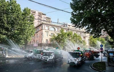 Ջրցան մեքենաների շքերթ՝ նվիրված Վարդավառի տոնին (ֆոտո)