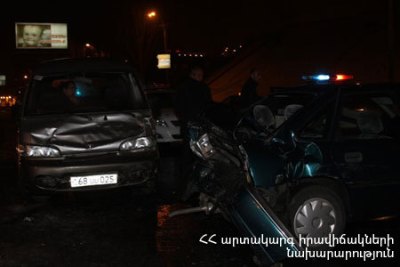 Սեւանում բախվել են «ՈՒԱԶ»-ը եւ «Ford Transit»-ը. «ՈՒԱԶ»-ը շրջվել է. վարորդին եւ ուղեւորներին հասցրել են հիվանդանոց