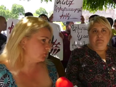 Քայր արա, իջիր ներքեւ, դուխով. Կառավարության դիմաց դատապարտյալի հարազատները՝ Փաշինյանին