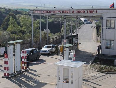 «Իրատես». Բագրատաշենի անցակետի շուրջ նոր կրքեր են հասունանում. «Երկու «պամպերս» էի բերում, շպրտեցի երեսներին»
