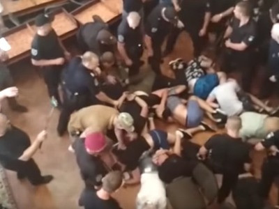 В Украине депутаты устроили массовую драку