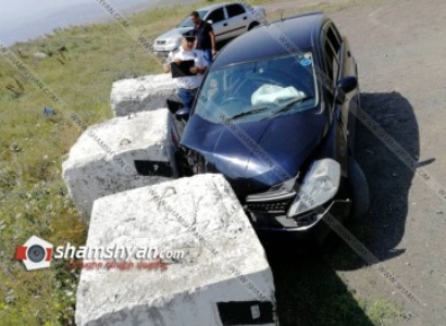 Վայոց Ձորում. Nissan Tiida-ն բախվել է բետոնե արգելապատնեշին. Վիրավորվել են բանակից տուն վերադարձող զինվորները (ֆոտո)