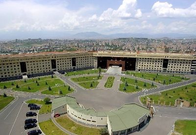«Իրատես». ԿԳՆ-ի պատճառով կրկին խաթարվել է ՊՆ-ի աշխատանքը. գործընթացը կանգնել է ՊՆ-ի կոկորդին
