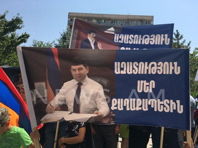 Перед зданием Апелляционного суда Армении проходит акция протеста с требованием освободить мэра Масиса