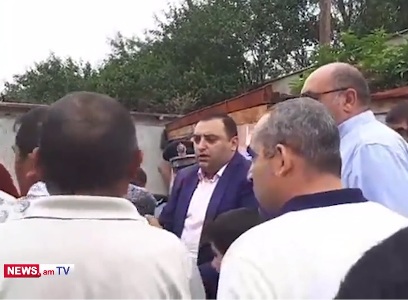 Եթե իմանամ՝ ճիշտ ձեւաչափ է, մի հատ էլ ես աթոռ կդնեմ բորդյուրին, ձեզ հետ նստեմ. Սյունիքի մարզպետը՝ ցուցարարներին
