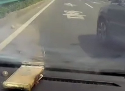 Գերտաքացած iPhone 6-ը պայթել է մեքենայի գործիքային վահանակի վրա